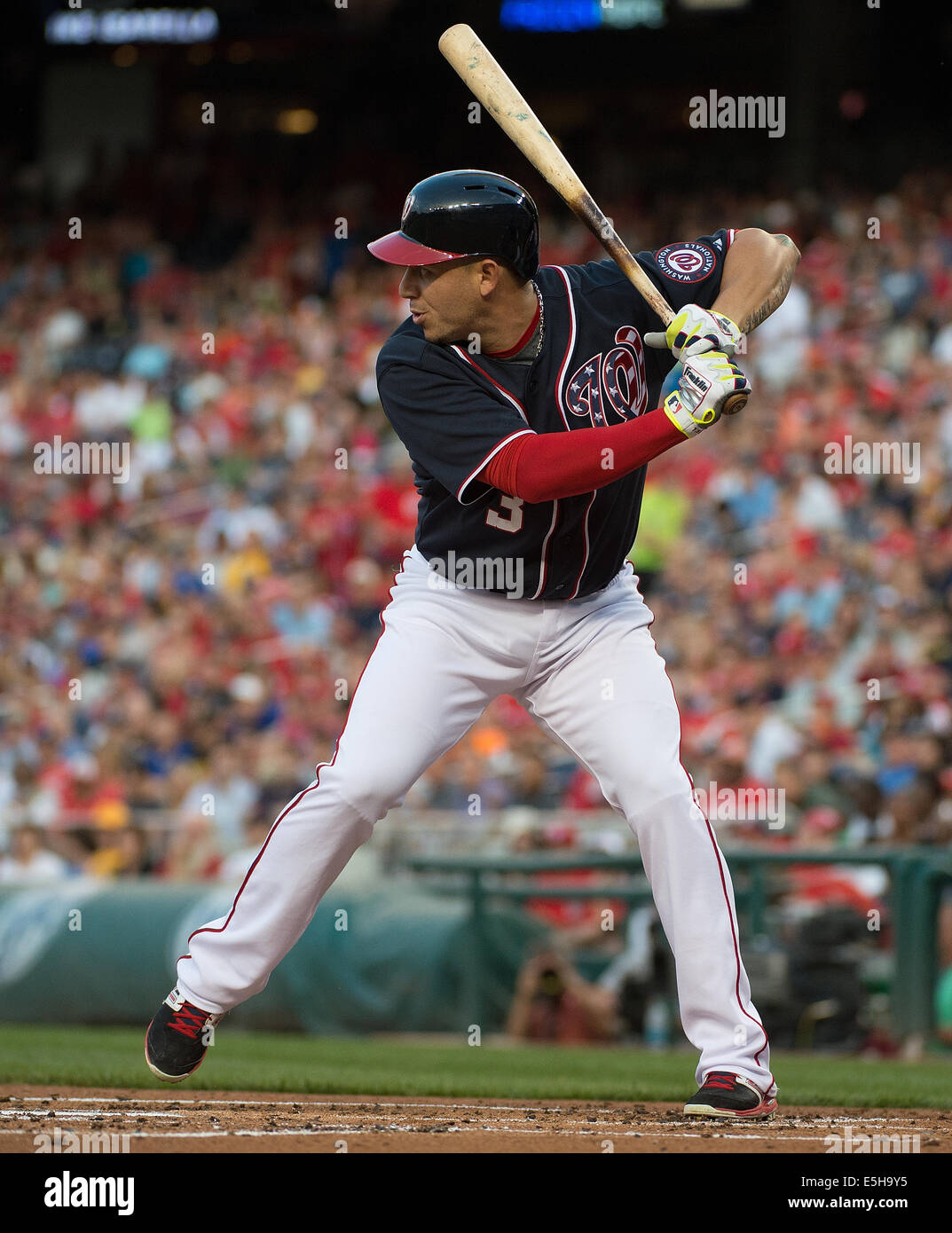 Washington DC, Stati Uniti d'America. Il 15 agosto, 2014. Cittadini di Washington secondo baseman Asdrubal Cabrera (3) pipistrelli contro i pirati di Pittsburgh durante il primo inning di gioco i loro cittadini a parcheggiare in Washington D.C, Venerdì, 15 agosto 2014. Credito: Harry Walker/Alamy Live News Foto Stock