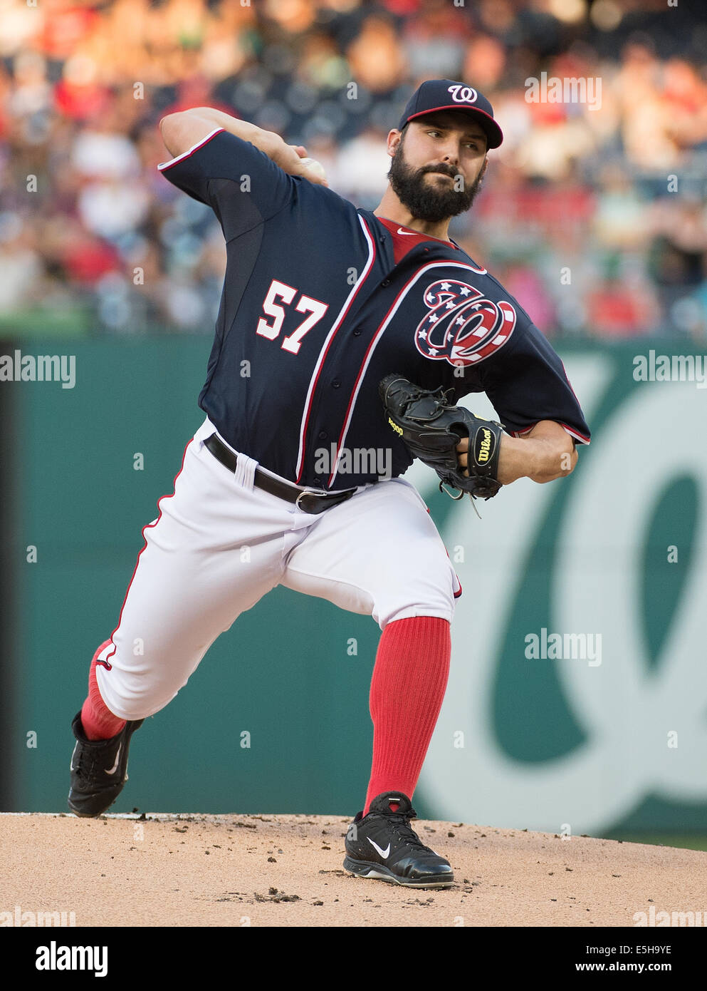 Washington DC, Stati Uniti d'America. Il 15 agosto, 2014. Cittadini di Washington a partire pitcher Tanner Roark (57) eroga un passo contro i pirati di Pittsburgh durante il primo inning di gioco i loro cittadini a parcheggiare in Washington D.C, Venerdì, 15 agosto 2014. Credito: Harry Walker/Alamy Live News Foto Stock