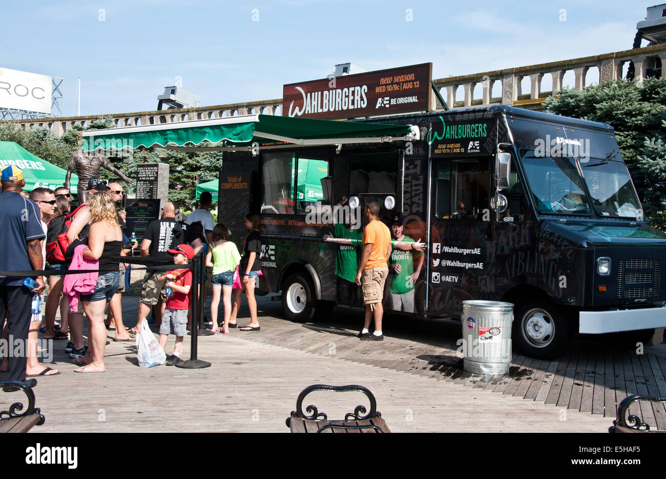 Atlantic City, New Jersey, USA. 31 Luglio, 2014. Cibo Wahlburgers Carrello promuove un&e della rete 'Wahlburgers' Reality Show in Piazza Kennedy sul lungomare di Atlantic City, New Jersey, Stati Uniti. Credito: Paolo Froggatt/Alamy Live News Foto Stock