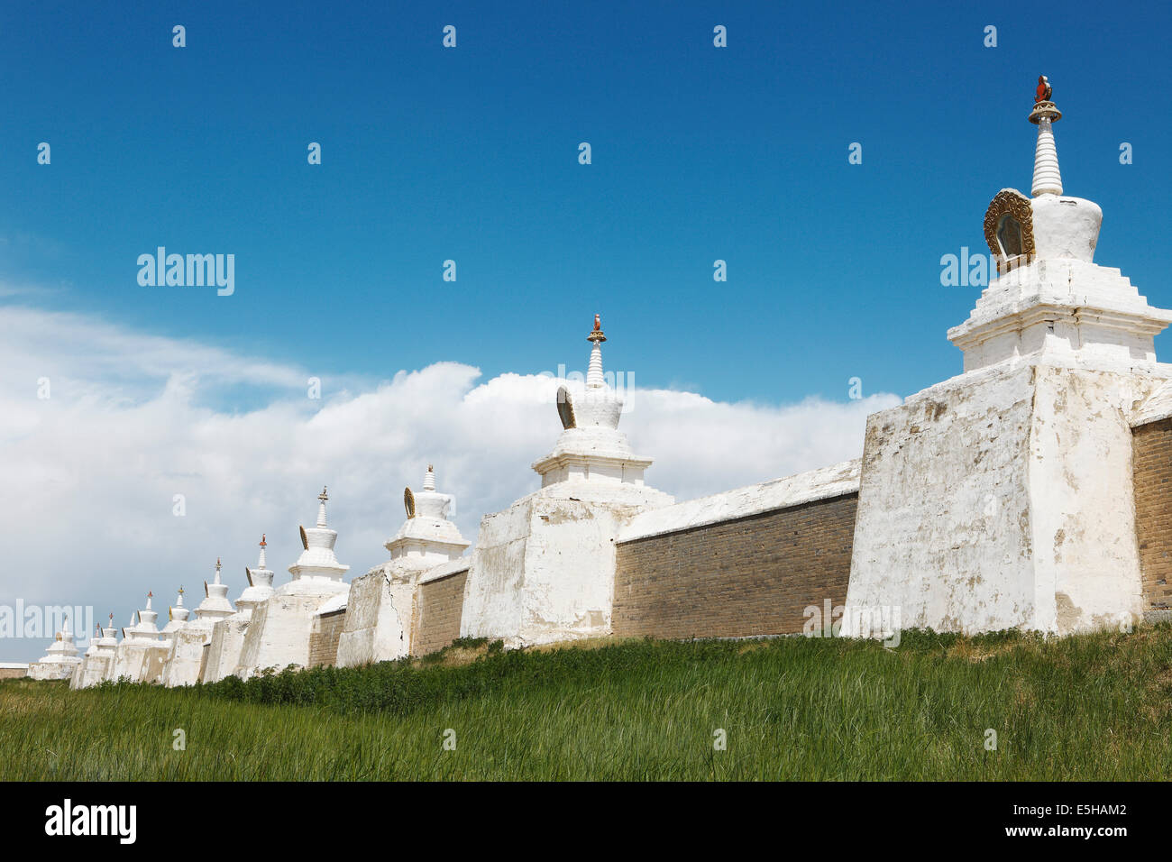 Stupa di parete esterna, Erdene Zuu monastero Karakorum, Kharkhorin, steppa meridionale, Övörkhangai Provincia, Mongolia Foto Stock