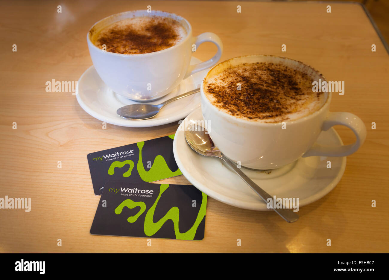 Il mio Waitrose carte con la libera le tazze di caffè. Foto Stock