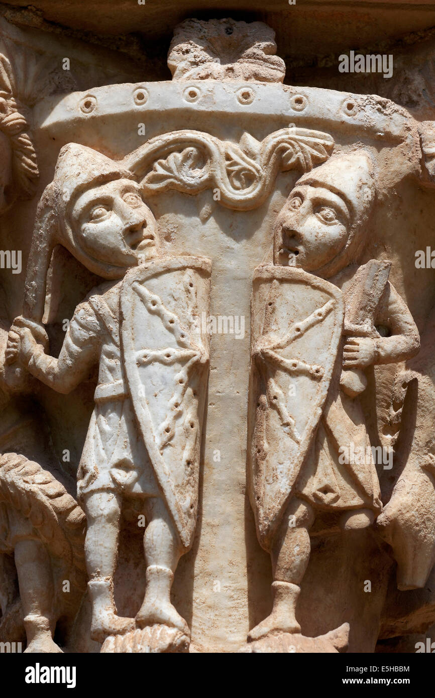 Il cavaliere normanno con spada e scudo, capitale con figure umane nel chiostro romanico, Cattedrale di Monreale Monreale Foto Stock