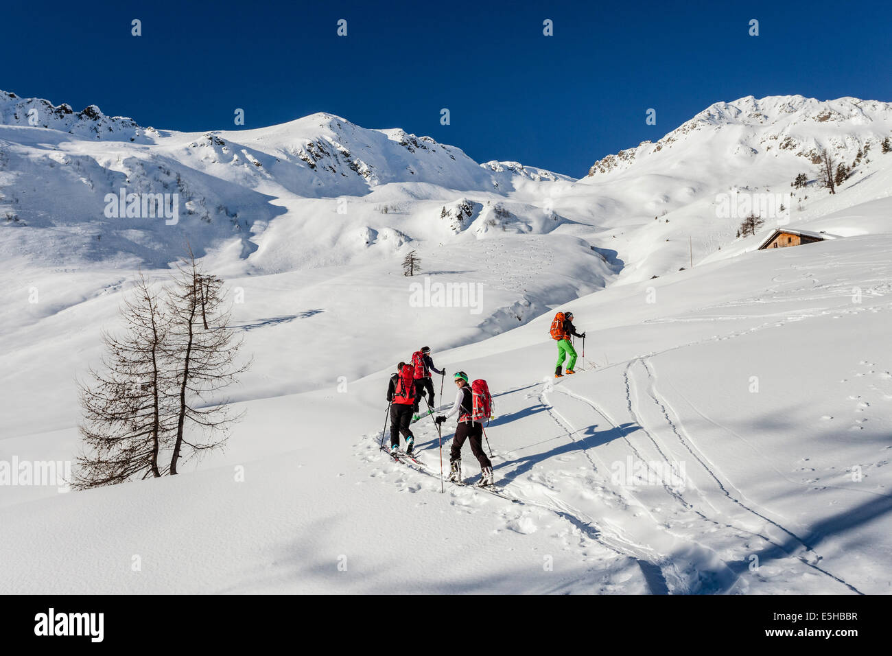 Gli escursionisti di sci al Stierbergalm, salita al Seespitz, dietro il Seespitz, Proveis, Alta Val di Non, Ultimo Valley Foto Stock