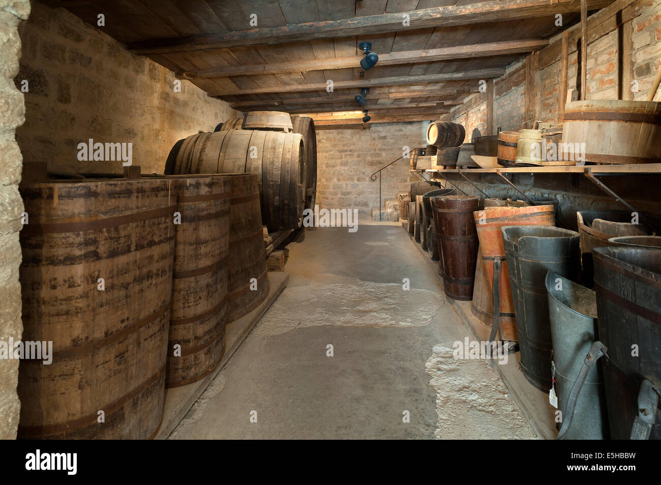 Vecchia cantina con barili di una cantina, secolo XIX, Franconia Open Air Museum di Bad Windsheim, Bad Windsheim Foto Stock
