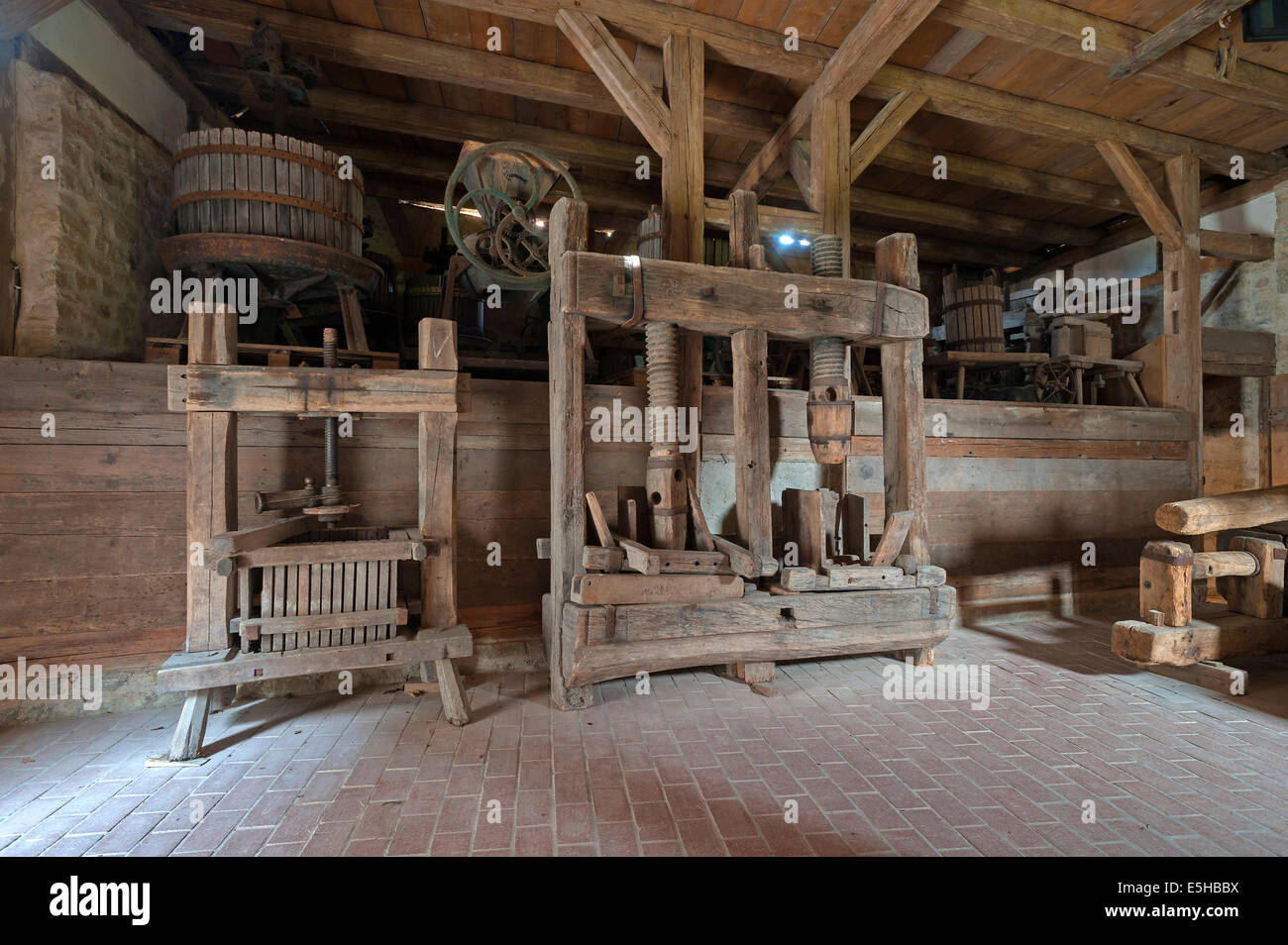Vecchie presse per il vino in una cantina del XIX secolo della Franconia, museo all'aria aperta di Bad Windsheim, Media Franconia, Baviera, Germania Foto Stock