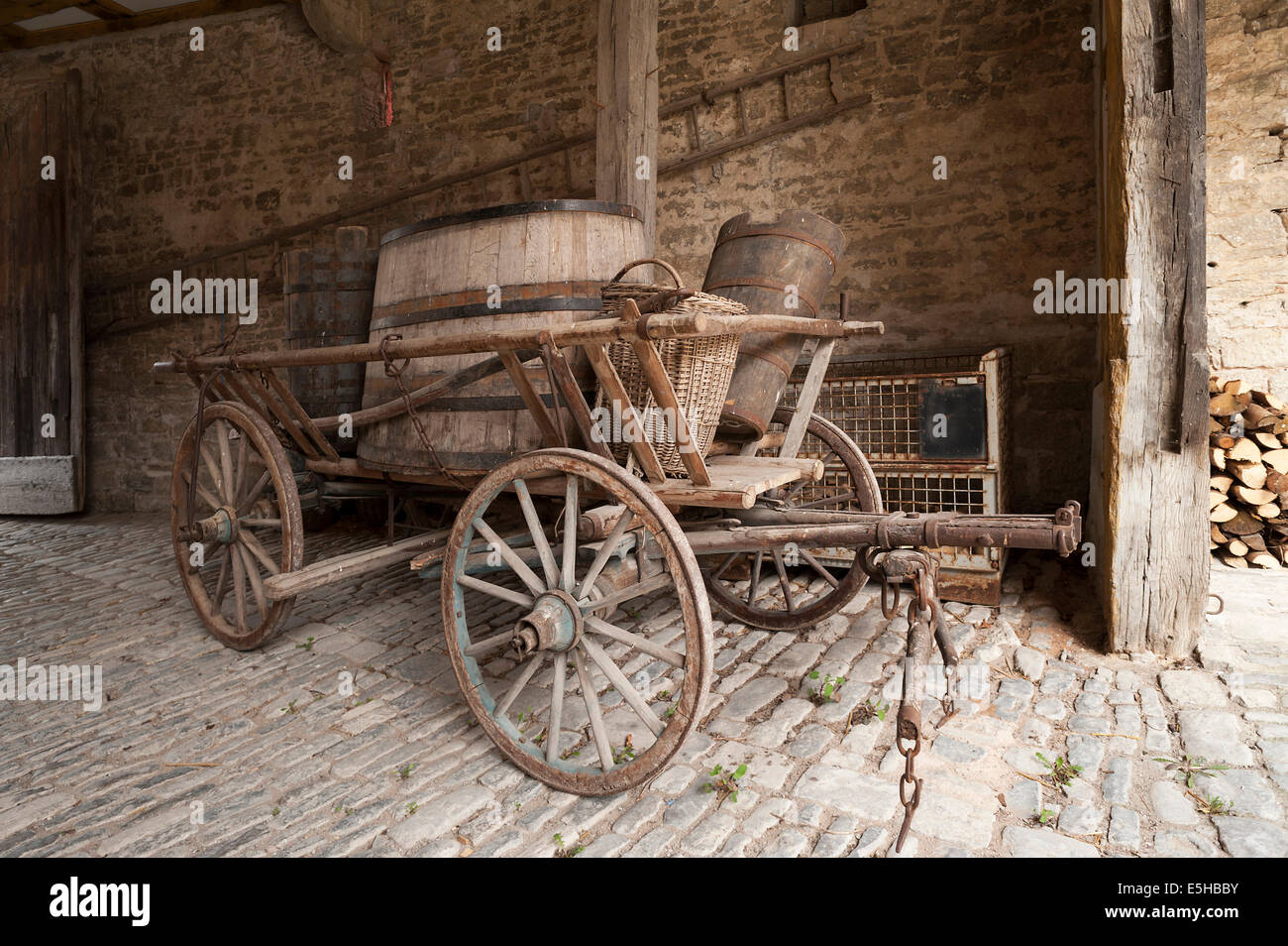 Vecchio carrello di fieno con botti da vino nel cortile di un vino premere, secolo XIX, Franconia Open Air Museum di Bad Windsheim Foto Stock