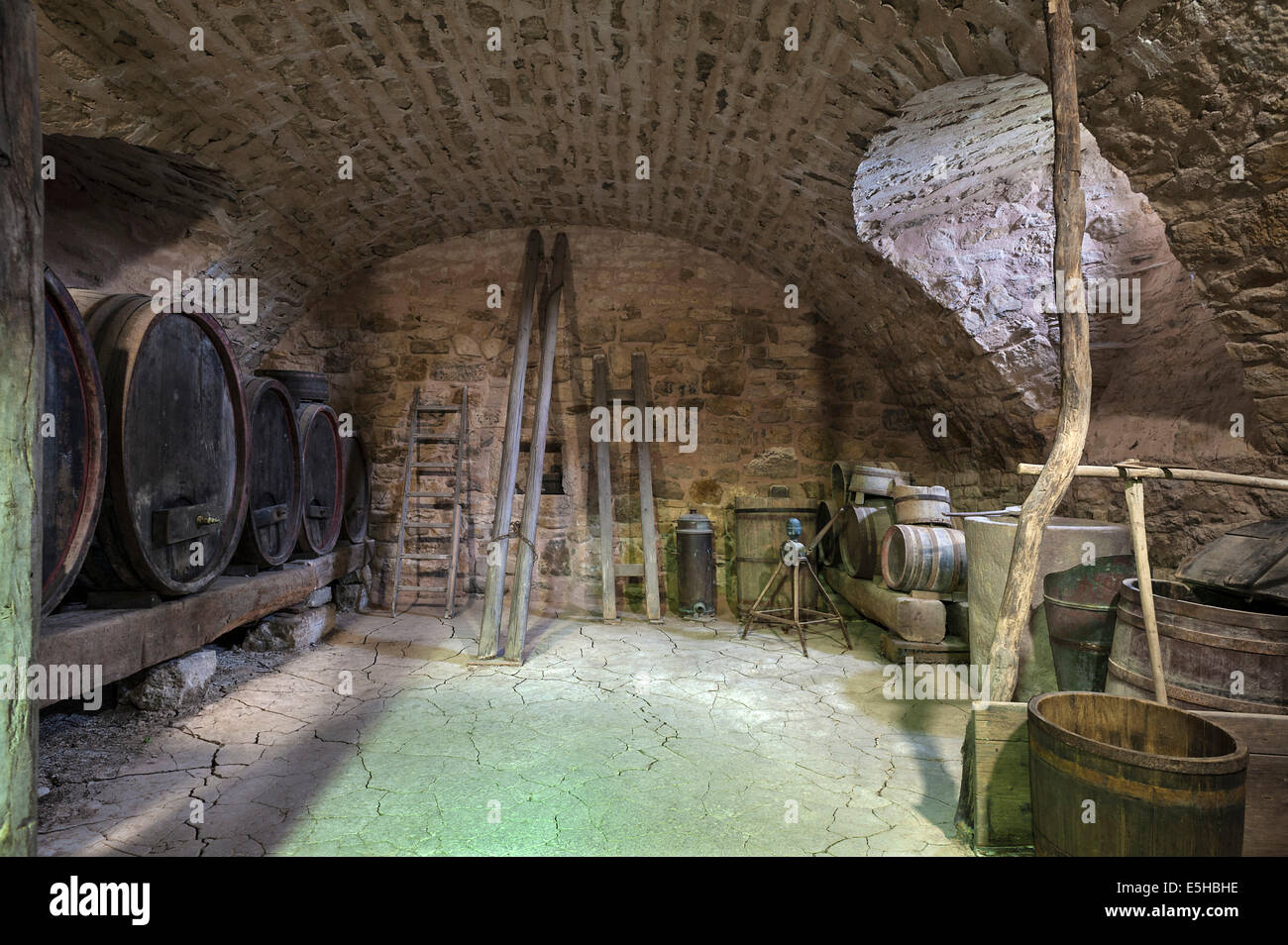 Wine Room con botti da vino dal xix secolo, Fränkisches Freilandmuseum Bad Windsheim open-air museum, Bad Windsheim Foto Stock