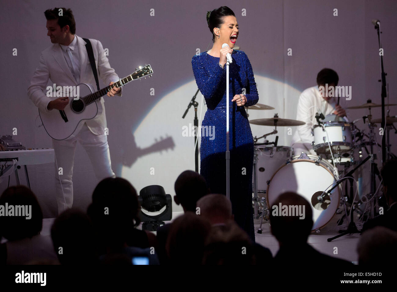 Cantante Katy Perry compie durante un concerto di commemorazione le Olimpiadi speciali con il Presidente degli Stati Uniti Barack Obama in prima fila, retro) in uno stato in sala da pranzo della Casa Bianca a Washington DC, Stati Uniti, giovedì, 31 luglio 2014. Credito: Andrew Harrer / Pool via CNP - nessun filo SERVICE - Foto Stock