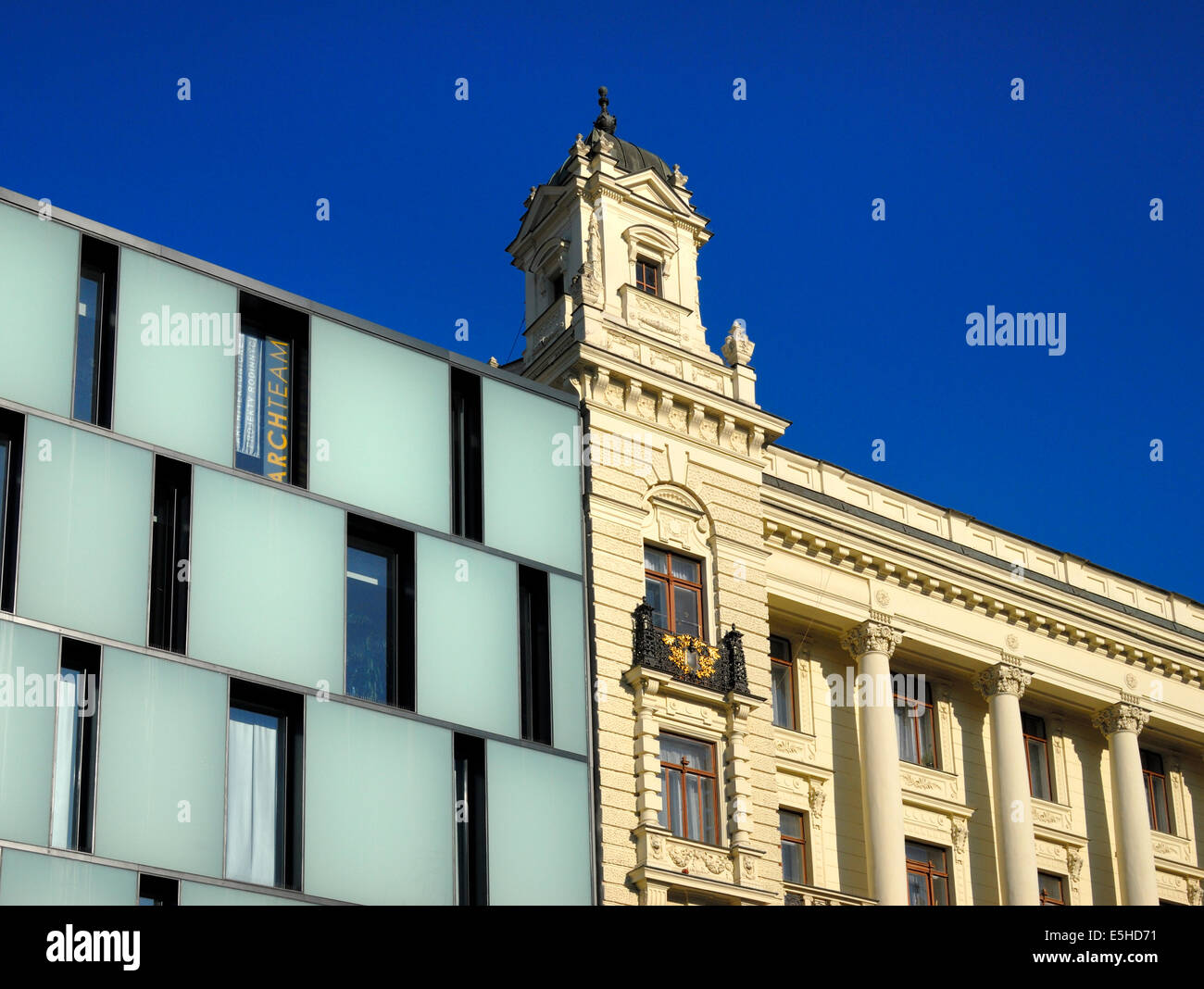 Brno, in Moravia del Sud, Repubblica Ceca. Vecchi e nuovi edifici a Namesti svobody (piazza principale) Foto Stock