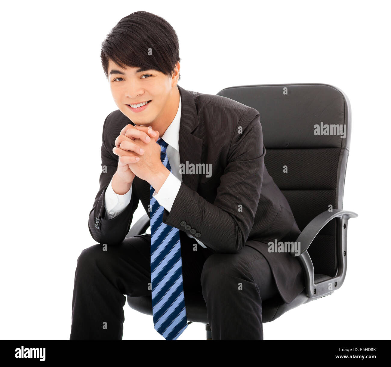 Giovane imprenditore smart seduto in una sedia Foto Stock