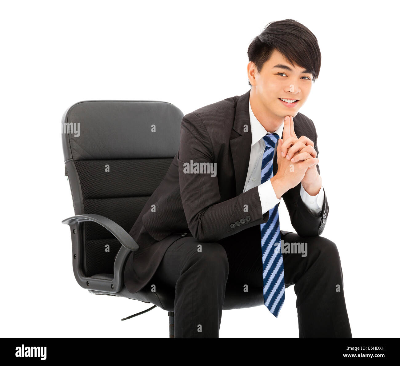 Giovane imprenditore pensare e seduto in una sedia Foto Stock