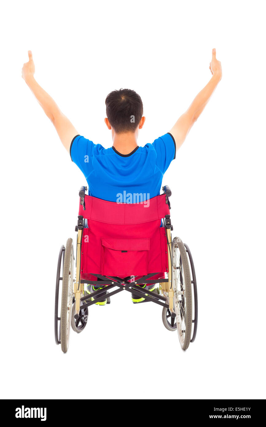 Uomo disabile seduto su una sedia a rotelle e pollice in alto Foto Stock