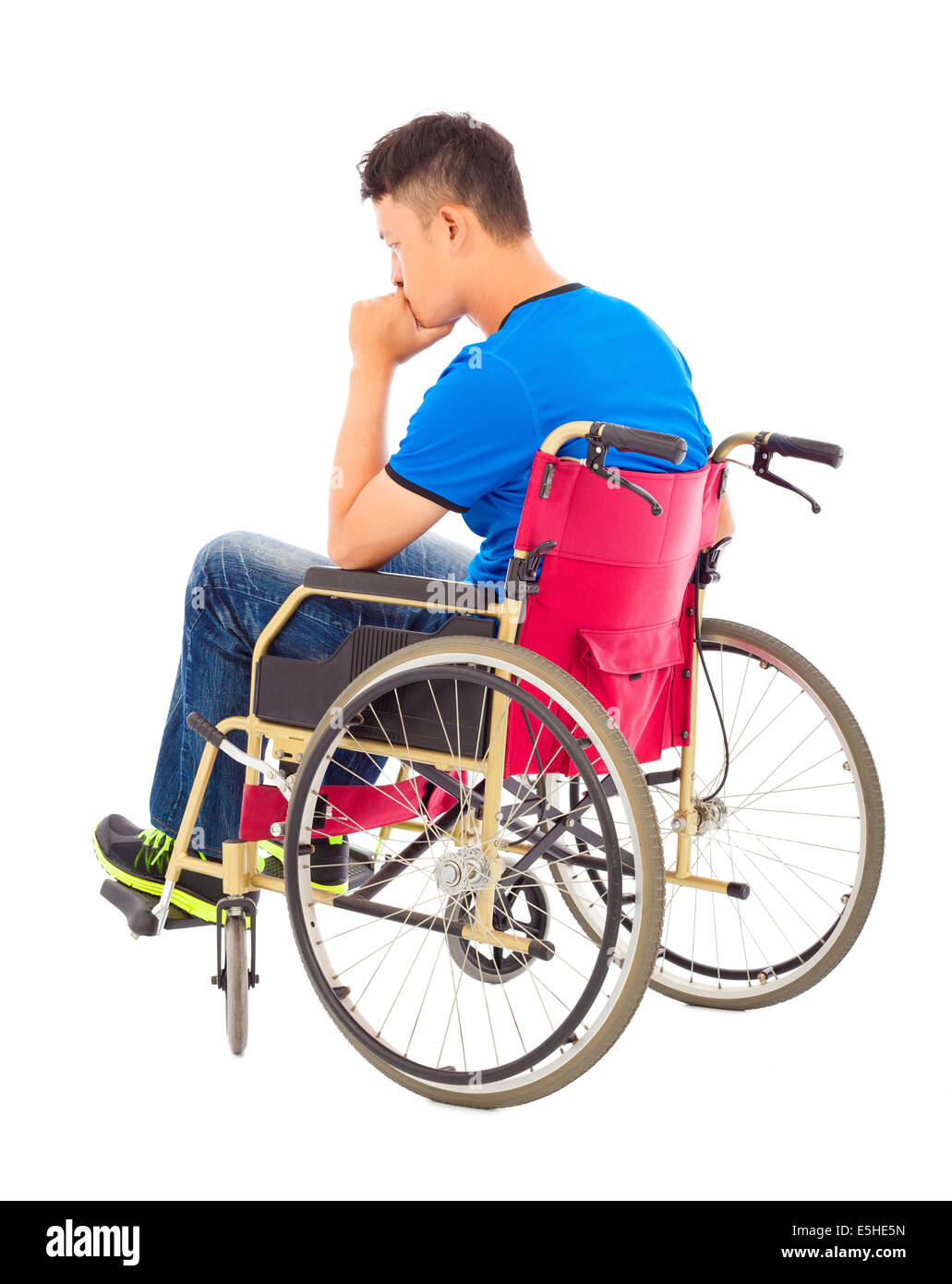 Uomo disabile seduto su una sedia a rotelle e di pensiero Foto Stock