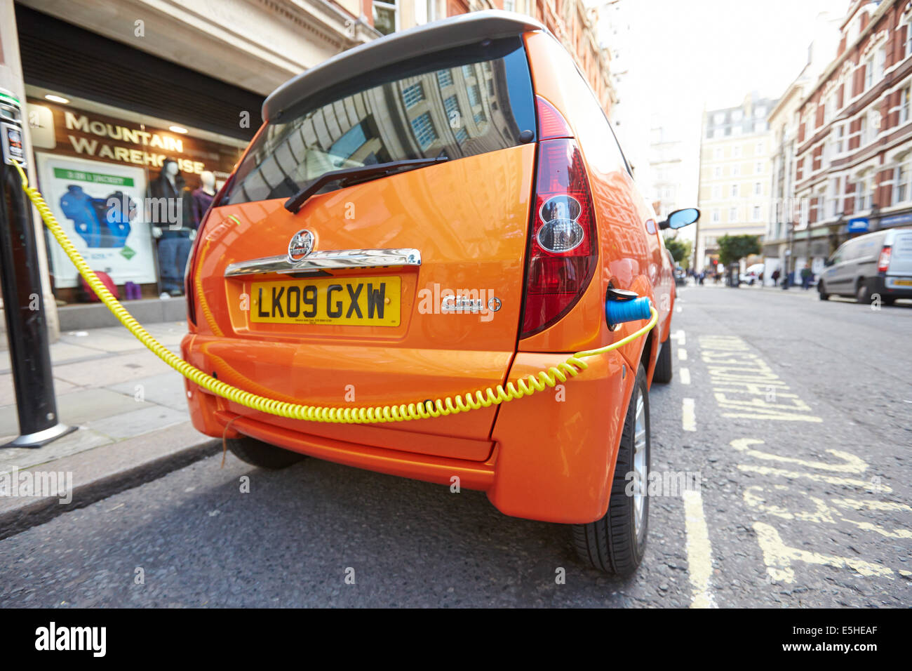 Aixam Mega City auto elettrica essendo caricati su una strada di Londra Foto Stock