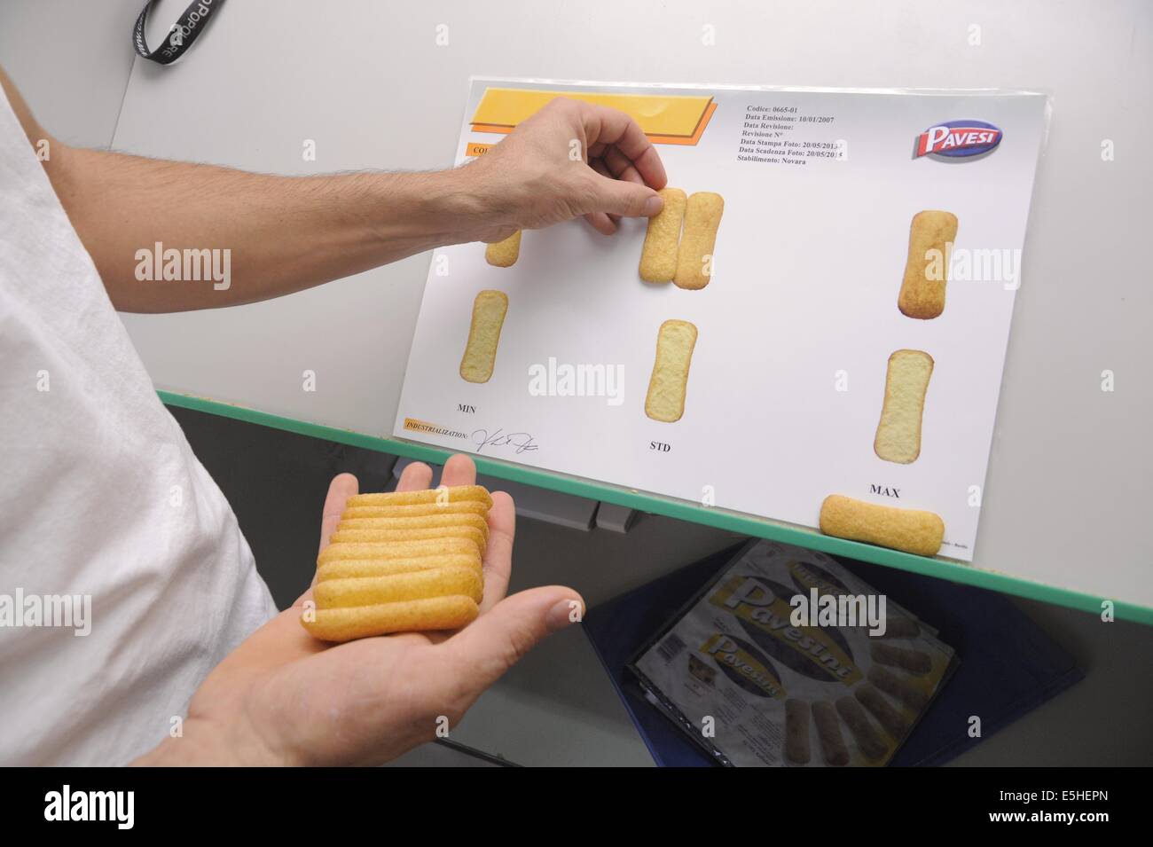 Novara (Italia), Pavesi impianto (Gruppo Barilla), la linea di produzione di biscotti, controllo dimensionale Foto Stock