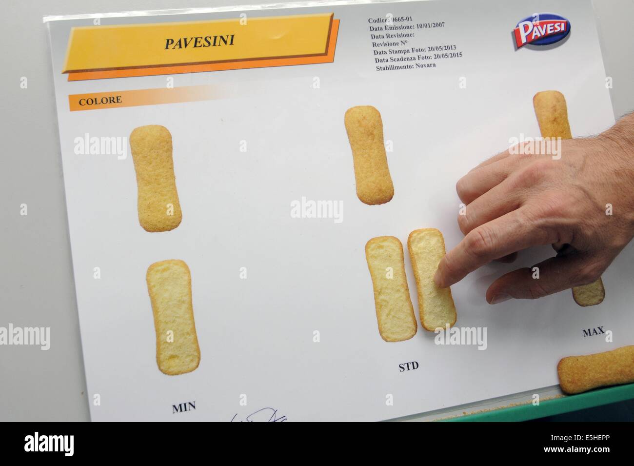 Novara (Italia), Pavesi impianto (Gruppo Barilla), la linea di produzione di biscotti, controllo dimensionale Foto Stock