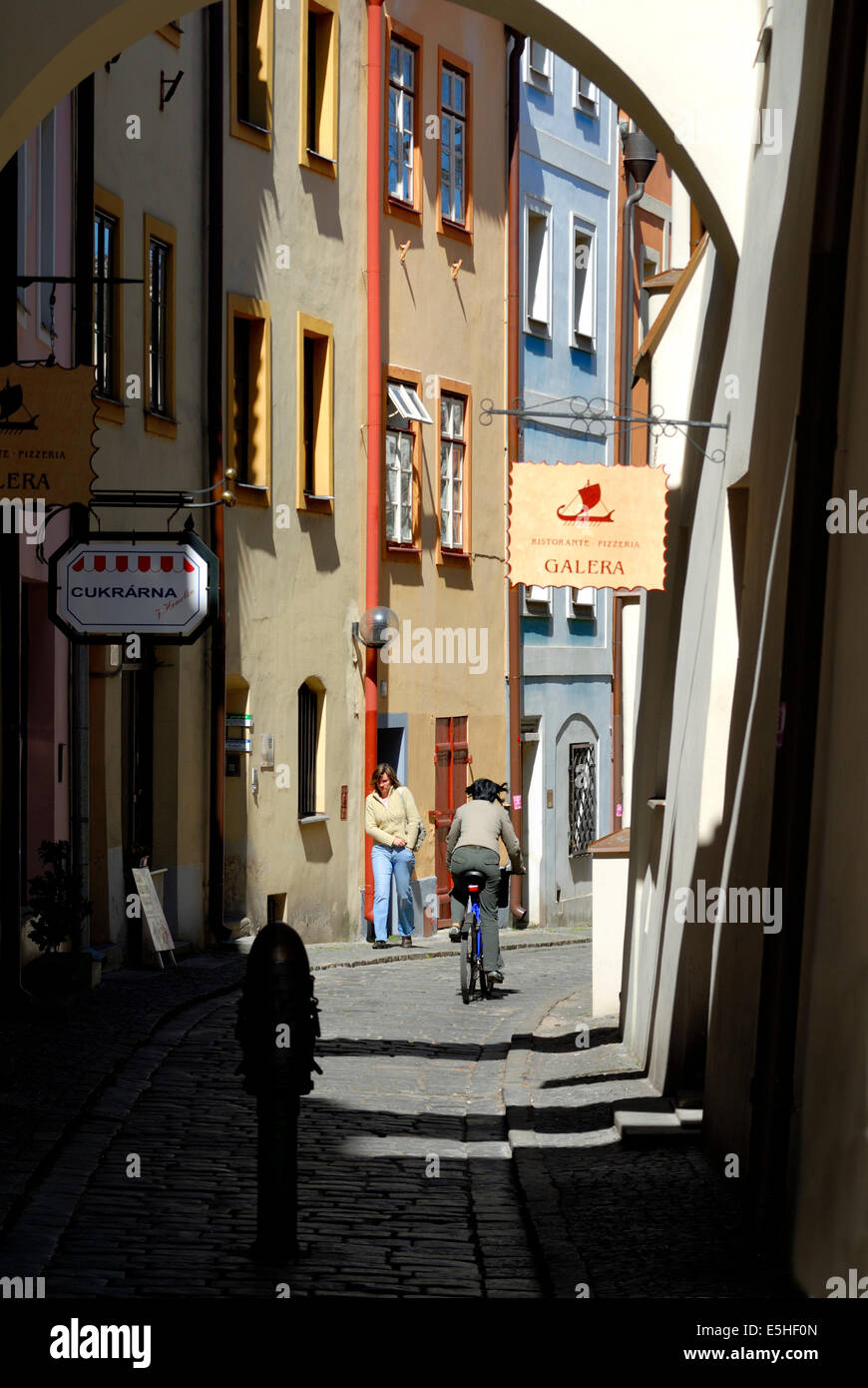 Pardubice, Boemia orientale, Repubblica Ceca. Strada che conduce da NW angolo di Perstynovo namesti (Piazza Principale) sotto arcate Foto Stock