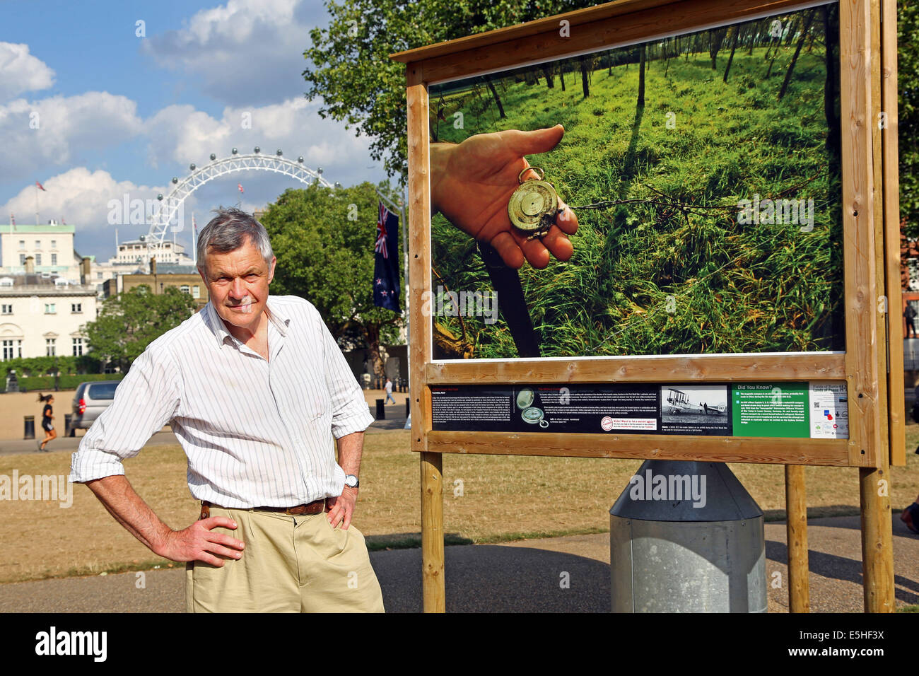 Londra, Regno Unito. Il 1 agosto 2014. Fotografo Mike San Maur Sheil presso i suoi campi di battaglia terre di pace 14-18 mostra promossa dalla Royal British Legion all'aperto nel parco di St. James, Londra, Inghilterra. La mostra commemora il centenario della prima guerra mondiale e si apre il 4 agosto, il centesimo anniversario della Gran Bretagna entrando nella prima guerra mondiale. Esso verrà eseguito fino a novembre. Credito: Paul Brown/Alamy Live News Foto Stock