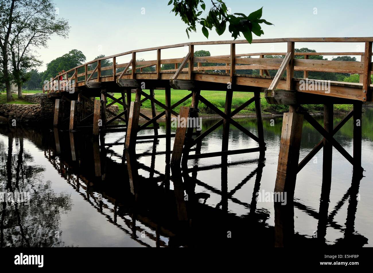 CONCORD, MASSACHUSETTS: lo storico ponte nord oltre il fiume di Sudbury Foto Stock