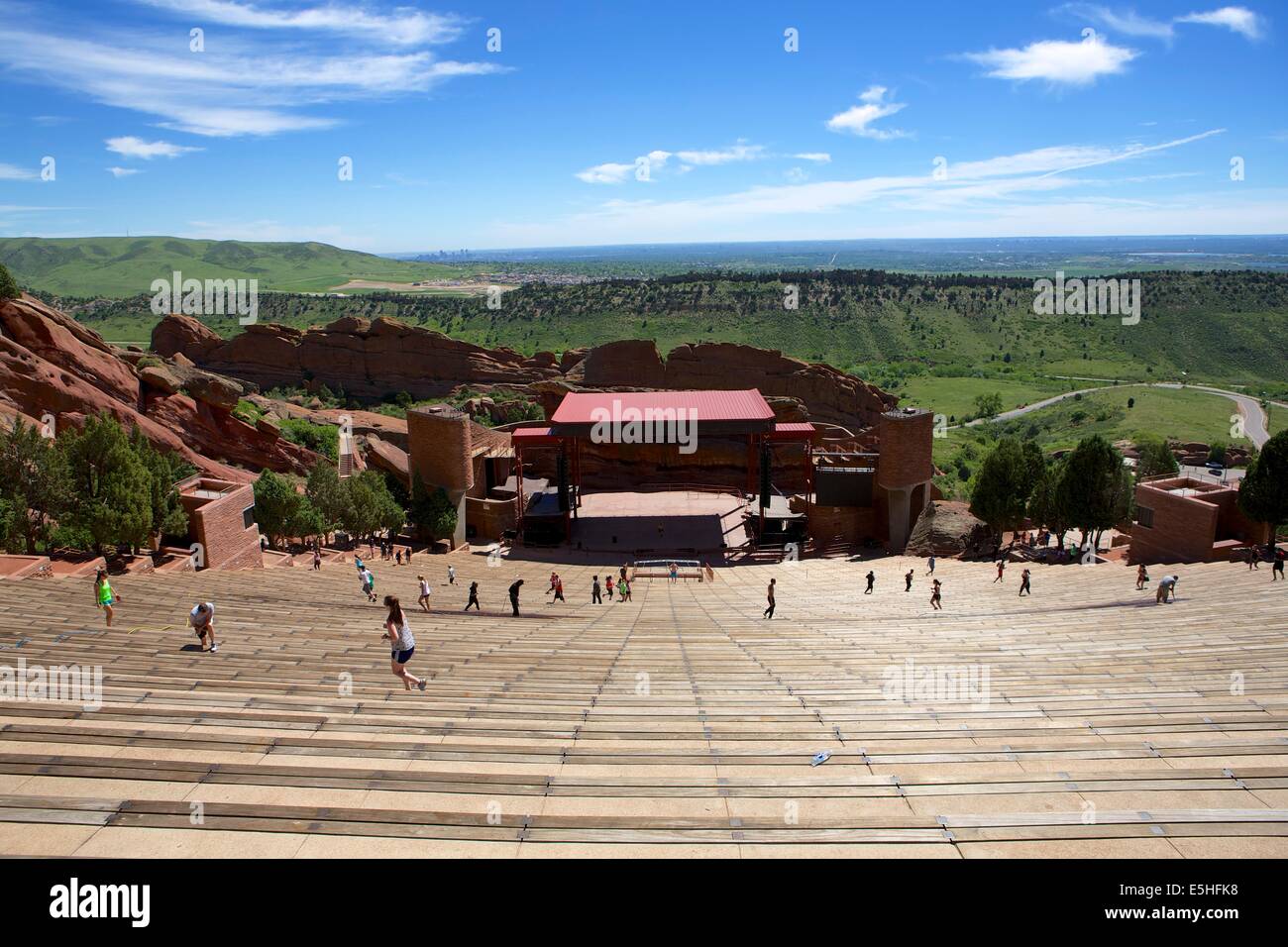 Le persone che eseguono e lavorare fuori al Red Rocks anfiteatro in Colorado Foto Stock