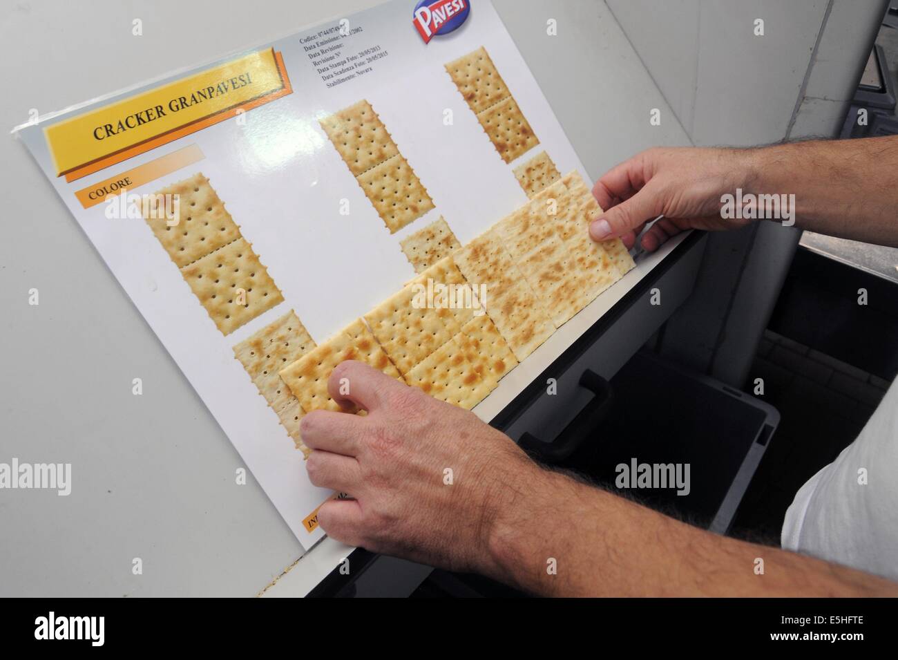 Novara (Italia), Pavesi impianto (Gruppo Barilla), la linea di produzione di cracker, controllo dimensionale Foto Stock