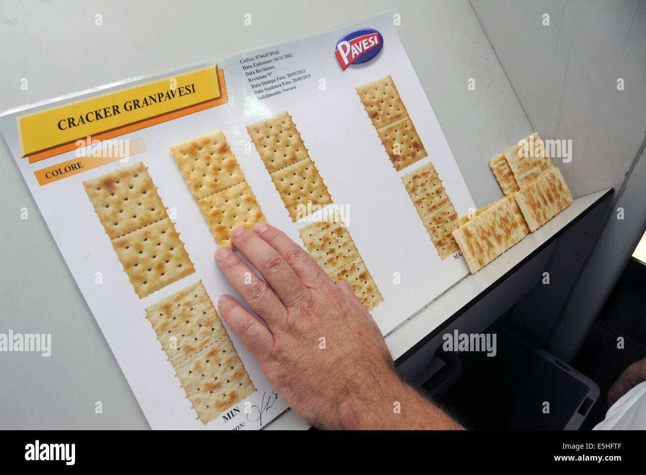 Novara (Italia), Pavesi impianto (Gruppo Barilla), la linea di produzione di cracker, controllo dimensionale Foto Stock