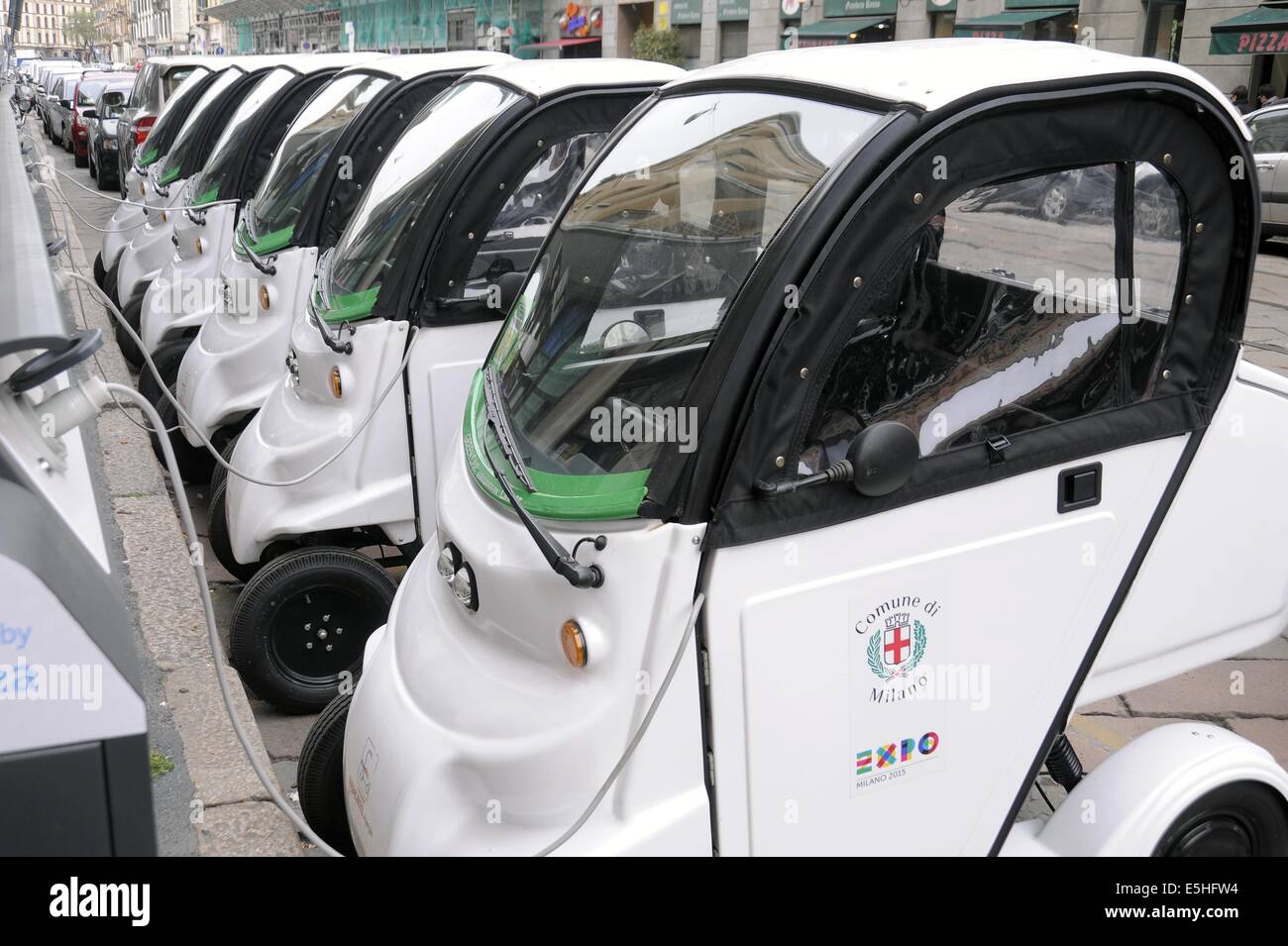 Milano, Italia parcheggio per le automobili elettriche di car-sharing Foto Stock