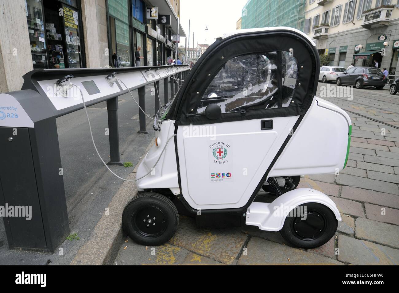 Milano, Italia parcheggio per le automobili elettriche di car-sharing Foto Stock