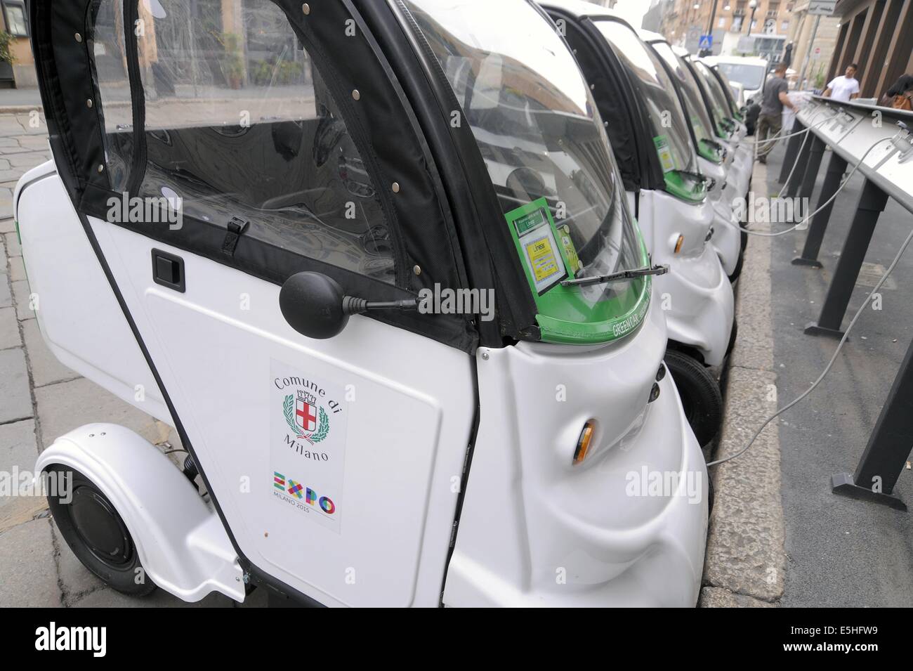 Milano, Italia parcheggio per le automobili elettriche di car-sharing Foto Stock