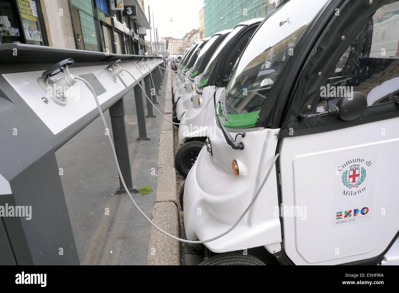 Milano, Italia parcheggio per le automobili elettriche di car-sharing Foto Stock