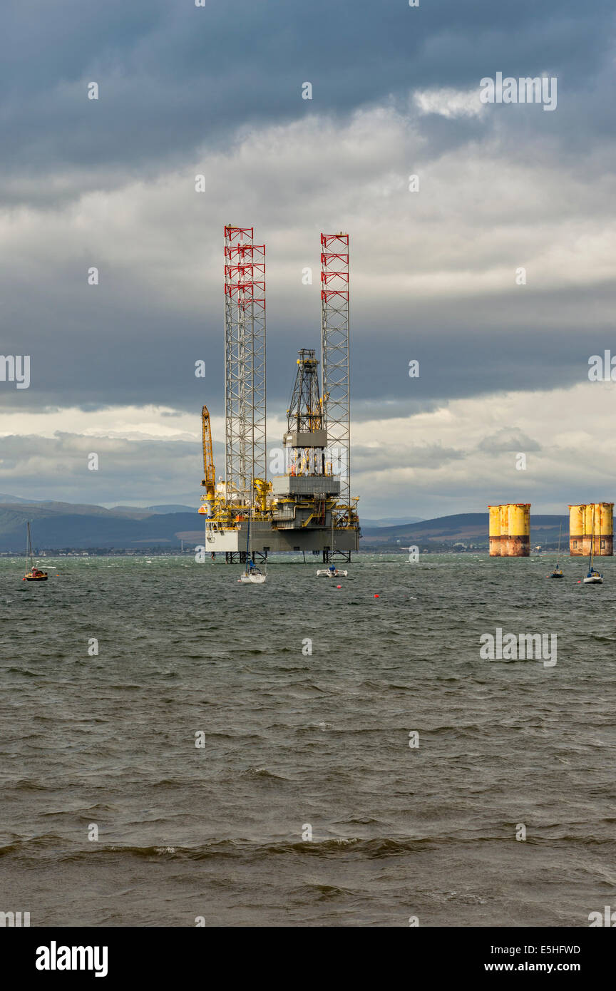 Il pozzo di petrolio della piattaforma di perforazione giacente OFF CROMARTY Black Isle Scozia Scotland Foto Stock