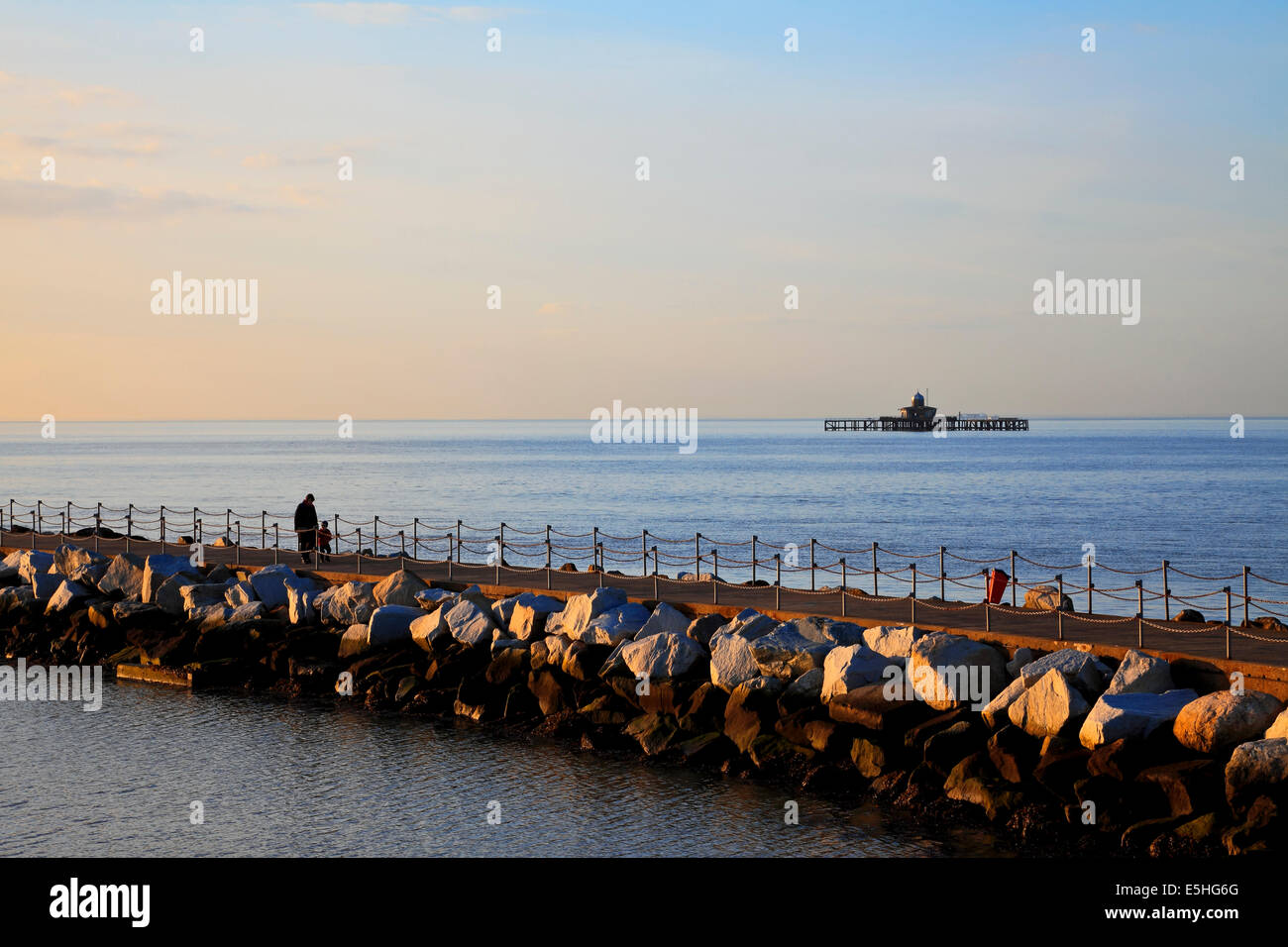 9543. Marina a parete e resti di vecchi pier, Herne Bay, Kent Foto Stock