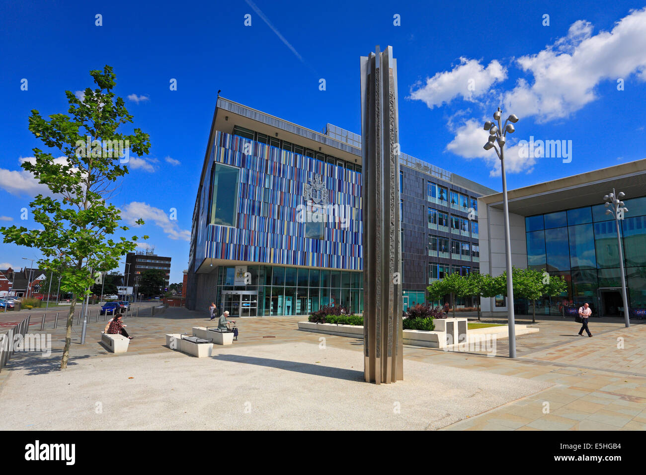 Danum scultura e Ufficio civico nel Sir Nigel Gresley Square, Waterdale, Doncaster, South Yorkshire, Inghilterra, Regno Unito. Foto Stock