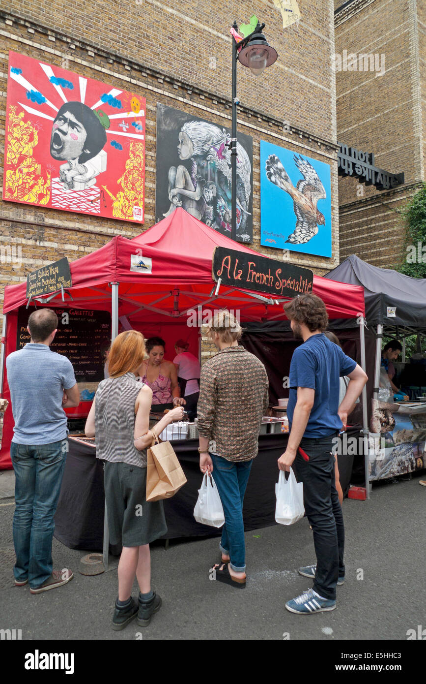 Persone che acquistano pasti da stalla al mercato alimentare di strada in Whitecross Street Londra EC1 Inghilterra Gran Bretagna KATHY DEWITT Foto Stock