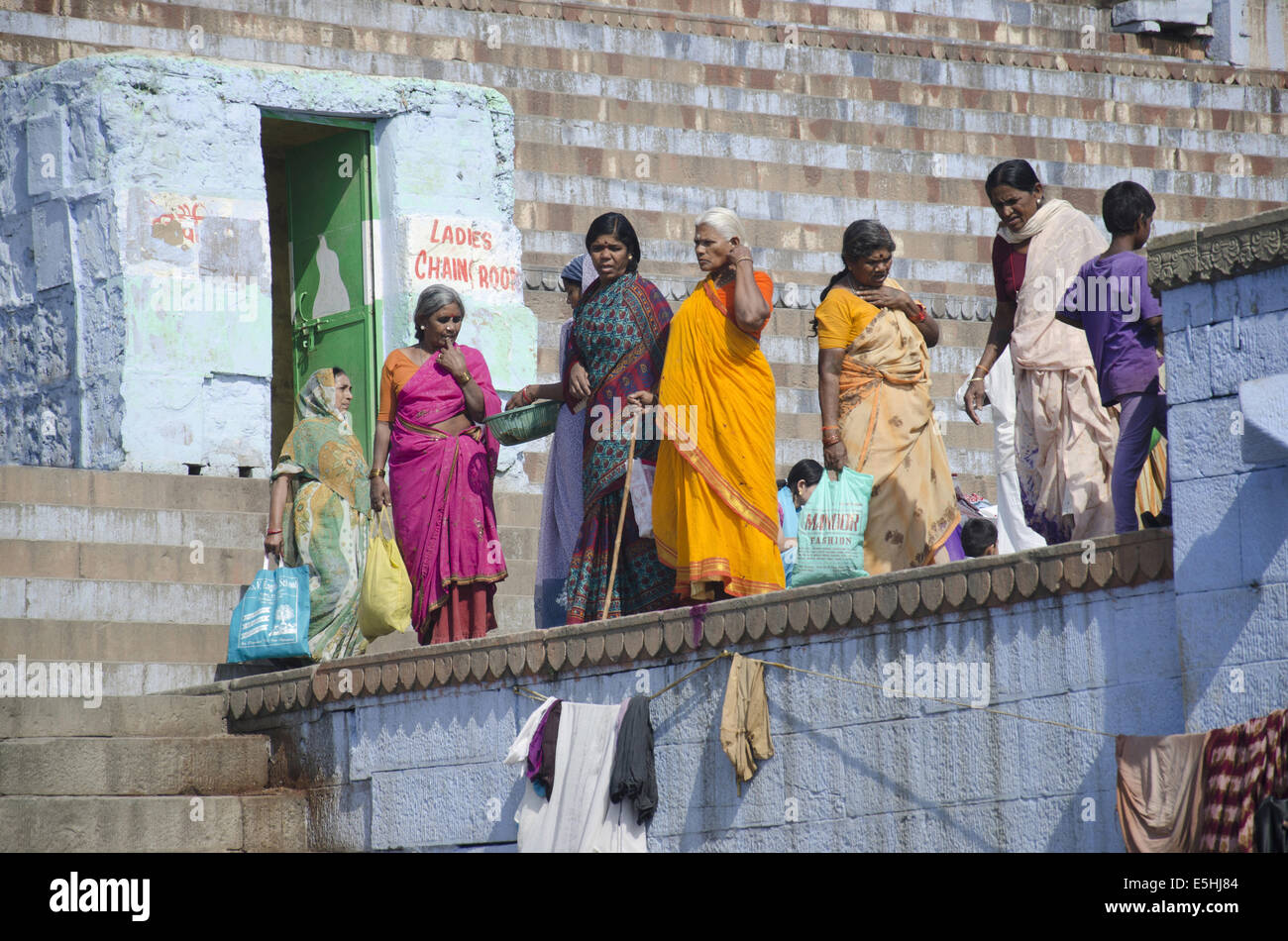 Onorevoli colleghe in piedi in una que per cambiare camera presso uno dei ghat Varanasi, Benares, Uttar Pradesh, India Foto Stock