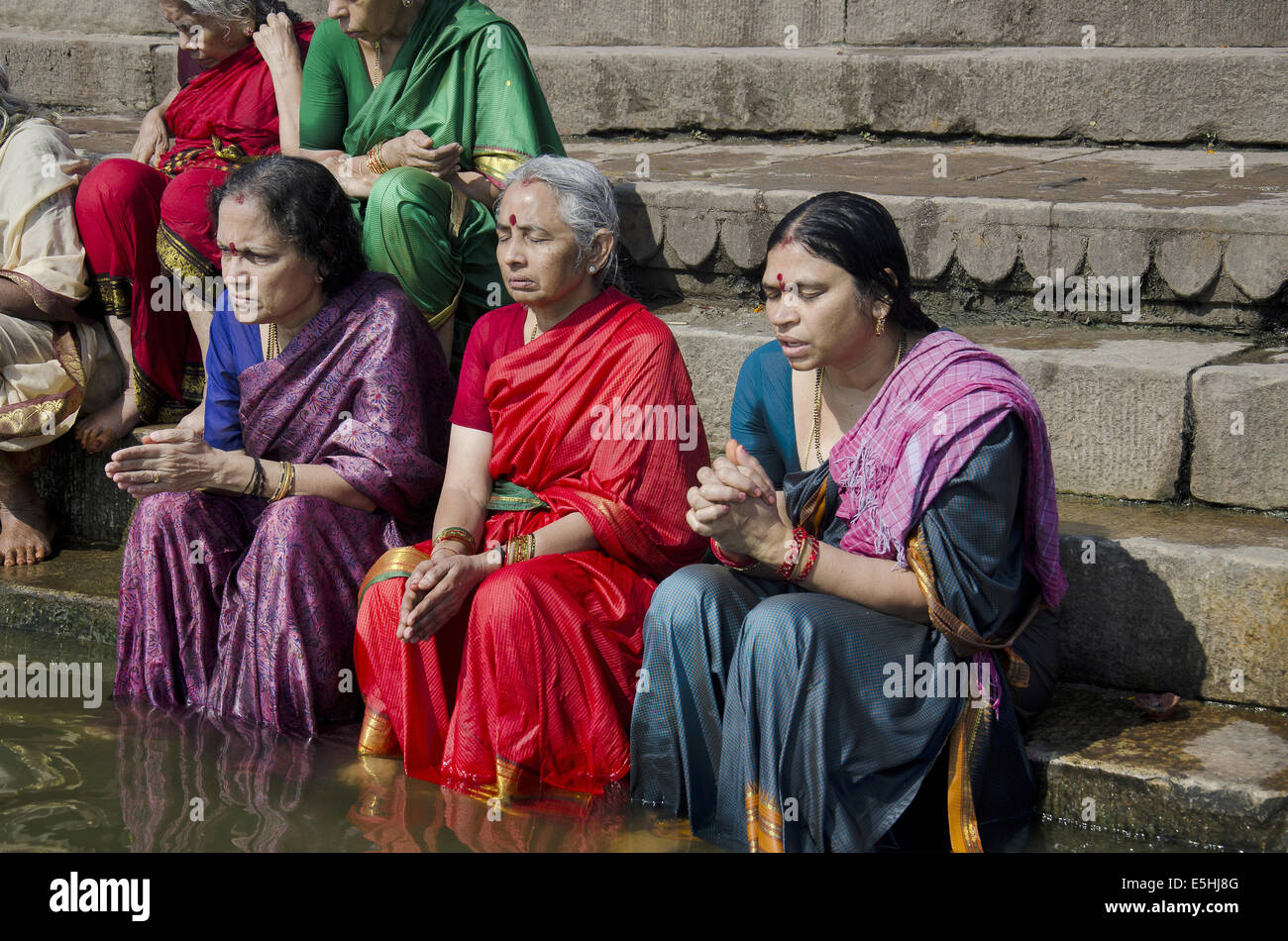 Pellegrini prendendo un santo vasca da bagno nel fiume Gange, Varanasi, Benares, Uttar Pradesh, India Foto Stock