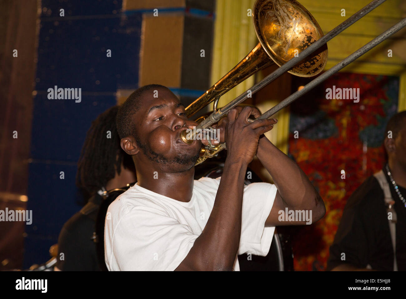Musicista di strada giocando trombone, New Orleans, Louisiana, Stati Uniti Foto Stock