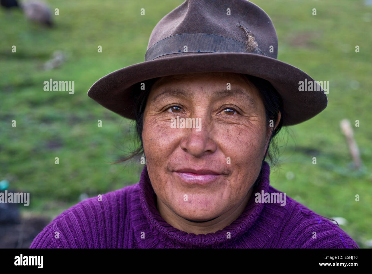 Amichevole Indiani Quechua donna che indossa un cappello, ritratto, Cordillera Huayhuash, nel nord del Perù, Perù Foto Stock