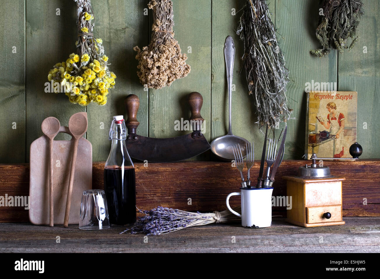 Cucina rustica ancora in vita con utensili da cucina e di erbe secche Foto Stock