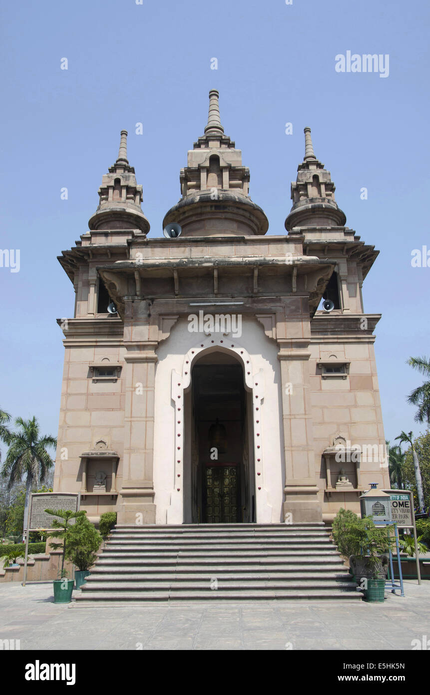 Ingresso della Mulagandha Kuti Vihara (Tempio buddista), Sarnath, Uttar Pradesh, India Foto Stock