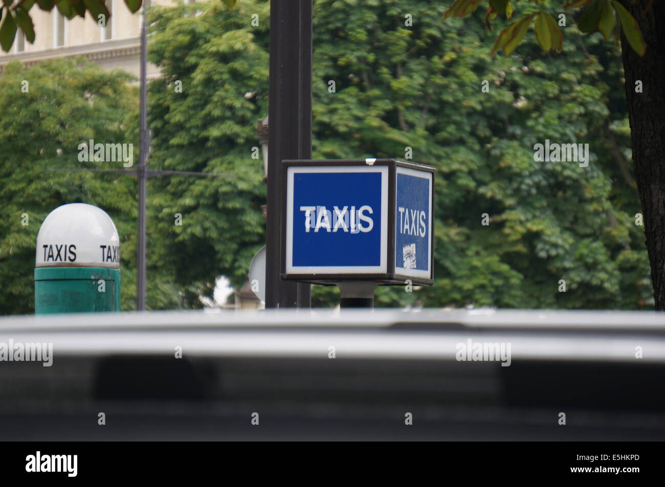 Un quadrato blu segno taxi a Parigi taxi stand Foto Stock