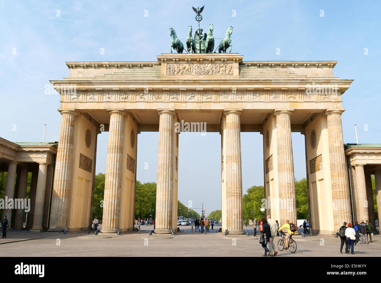 Berlino, Germania - 17 Aprile 2009: Porta di Brandeburgo e la quadriga statua in bronzo. Alcuni cittadini e turisti in giro per la città di ga Foto Stock