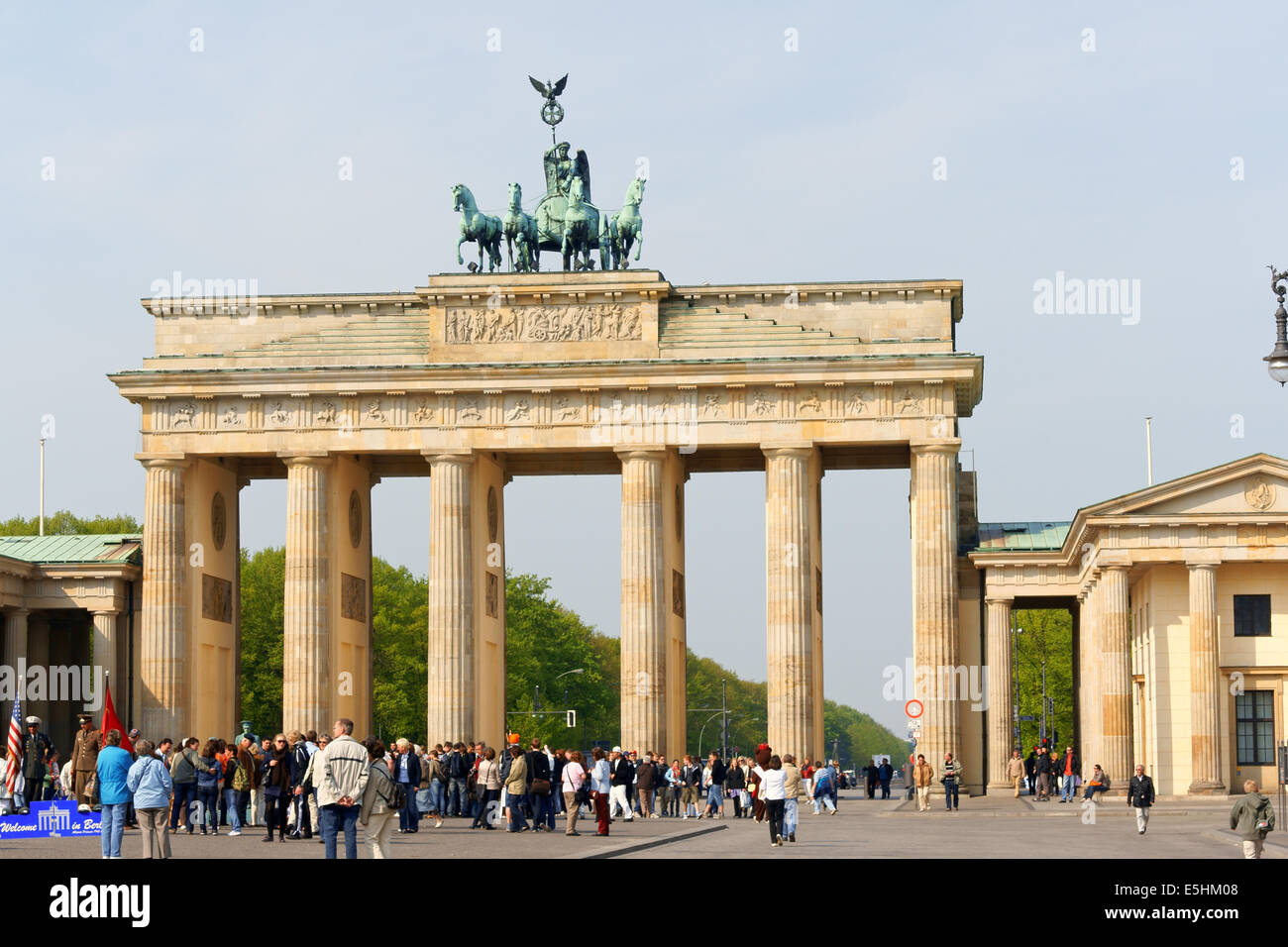 Berlino, Germania - 17 Aprile 2009: Porta di Brandeburgo e la quadriga statua in bronzo. Un sacco di turisti e cittadini stanno a guardare un Foto Stock