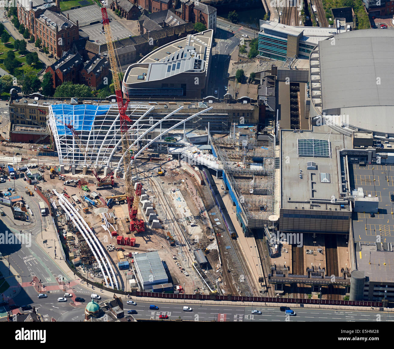 La stazione di Victoria dall'aria, il centro città di Manchester, nel nord ovest dell'Inghilterra, Regno Unito, che mostra il nuovo tetto in costruzione Foto Stock