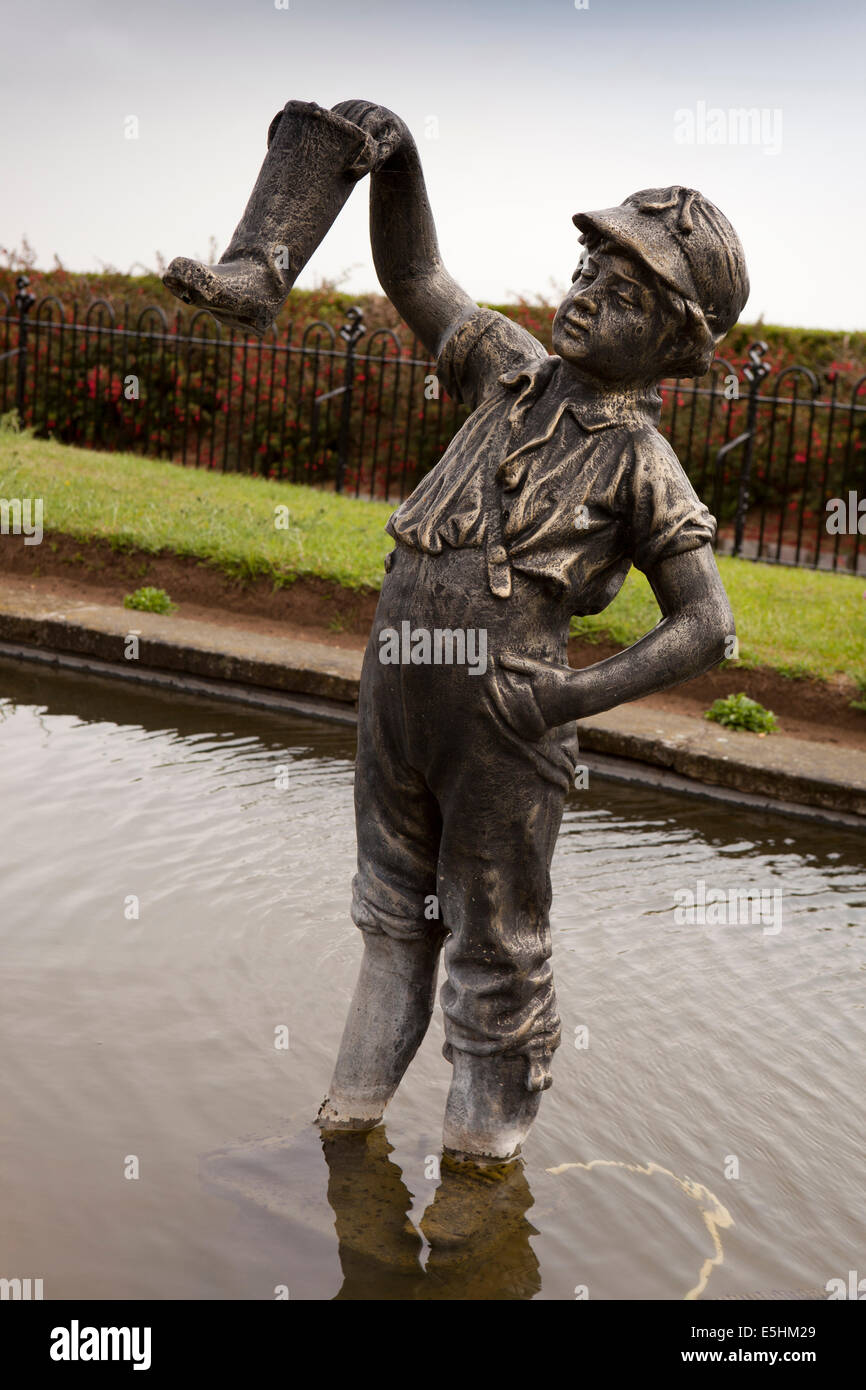 Regno Unito, Inghilterra, Lincolnshire, Cleethorpes, il lungomare, il ragazzo con la perdita di boot della statua di Giovanni Calborn Foto Stock