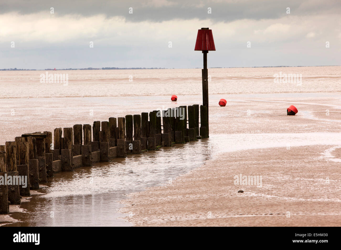 Regno Unito, Inghilterra, Lincolnshire, Cleethorpes, frangionde accanto al molo sulla Humber Estuary Foto Stock
