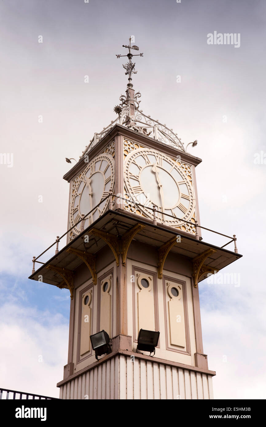 Regno Unito, Inghilterra, Lincolnshire, Cleethorpes, Stazione Ferroviaria, Vittoriano di Clock Tower Foto Stock