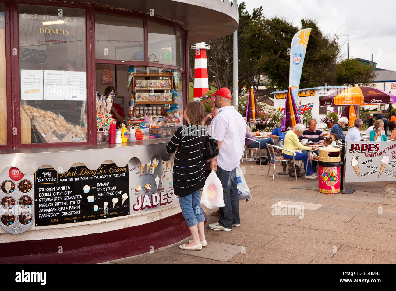 Regno Unito, Inghilterra, Lincolnshire, Cleethorpes, visitatori acquisto di gelati in stallo sul lungomare Foto Stock