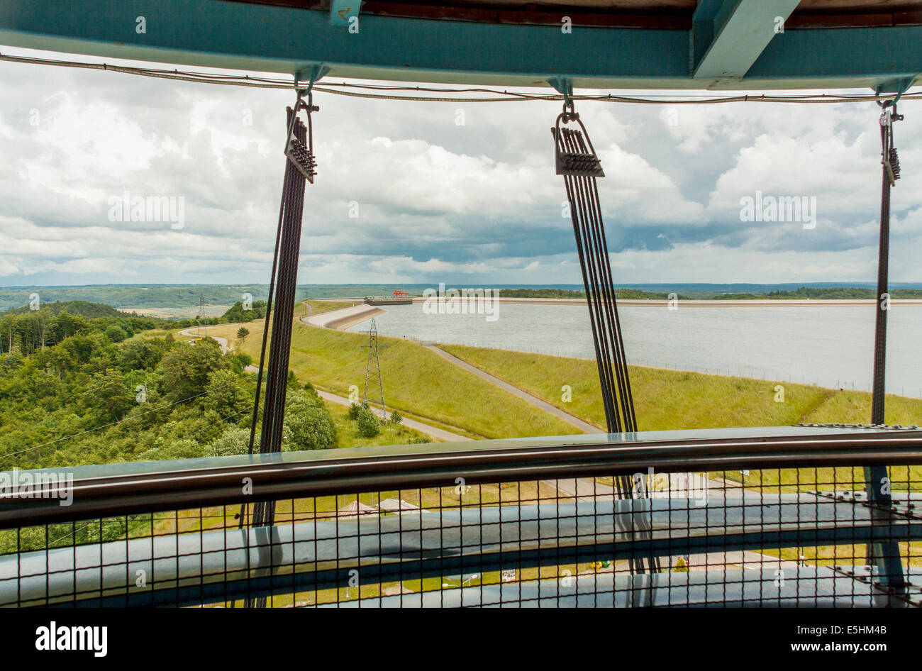 Il serbatoio superiore di Żarnowiec pompato Storage Power Station visto dall'occhio Kashubian (Kaszubskie Oko) torre in Gniewino, Polonia Foto Stock