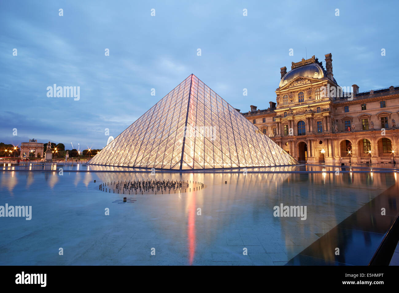 Il museo del Louvre e la piramide vista notturna a Parigi, Francia Foto Stock